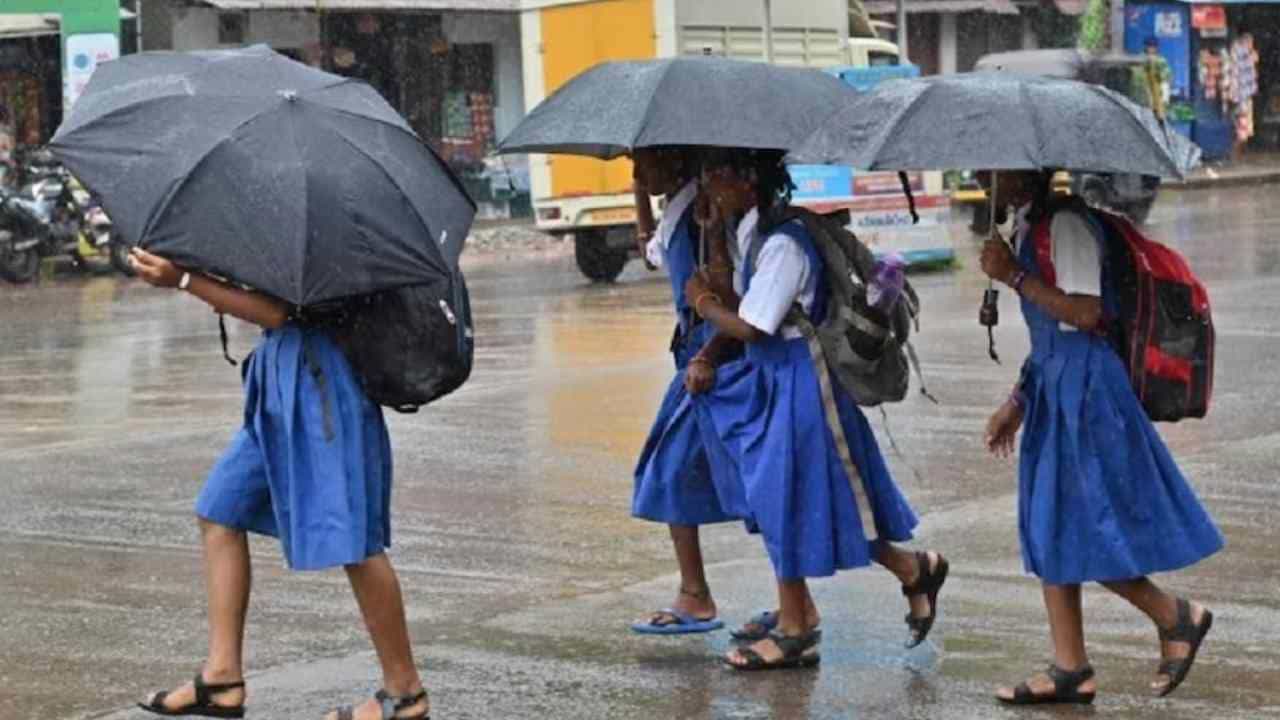 Karnataka Rains: ಕರ್ನಾಟಕದಲ್ಲಿ ಮಳೆ ಅಬ್ಬರ, ರಾಜ್ಯದ 10 ಜಿಲ್ಲೆಗಳಲ್ಲಿ ಇಂದು ಶಾಲಾ-ಕಾಲೇಜುಗಳಿಗೆ ರಜೆ Karnataka Rains: ಕರ್ನಾಟಕದಲ್ಲಿ ಮಳೆ ಅಬ್ಬರ, ರಾಜ್ಯದ 10 ಜಿಲ್ಲೆಗಳಲ್ಲಿ ಇಂದು ಶಾಲಾ-ಕಾಲೇಜುಗಳಿಗೆ ರಜೆ