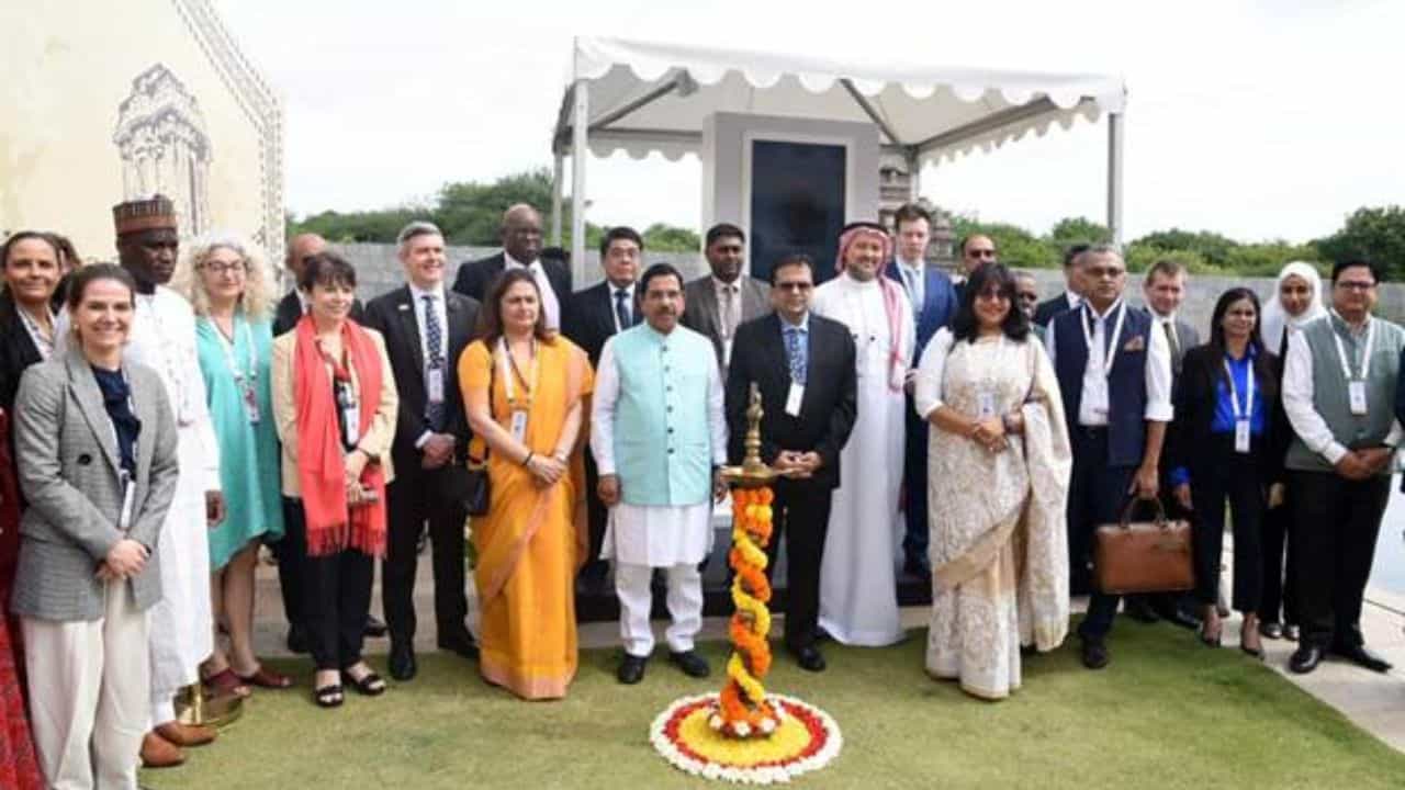 Hampi G20 Summit 2023: ಹಂಪಿಯಲ್ಲಿ ಆಯೋಜಿಸಲಾದ 3ನೇ ಸಿಡಬ್ಲ್ಯೂಜಿ ಸಂಸ್ಕೃತಿ ಸಭೆ ಉದ್ಘಾಟಿಸಿದ ಪ್ರಲ್ಹಾದ್ ಜೋಶಿ Hampi G20 Summit 2023: ಹಂಪಿಯಲ್ಲಿ ಆಯೋಜಿಸಲಾದ 3ನೇ ಸಿಡಬ್ಲ್ಯೂಜಿ ಸಂಸ್ಕೃತಿ ಸಭೆ ಉದ್ಘಾಟಿಸಿದ ಪ್ರಲ್ಹಾದ್ ಜೋಶಿ