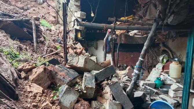 ಮಳೆ ತಂದ ಅವಾಂತರ: ಹಾವೇರಿಯಲ್ಲಿ ಮನೆ ಕುಸಿದು ಗಾಯಗೊಂಡಿದ್ದ ಮಗು ಸಾವು ಮಳೆ ತಂದ ಅವಾಂತರ: ಹಾವೇರಿಯಲ್ಲಿ ಮನೆ ಕುಸಿದು ಗಾಯಗೊಂಡಿದ್ದ ಮಗು ಸಾವು