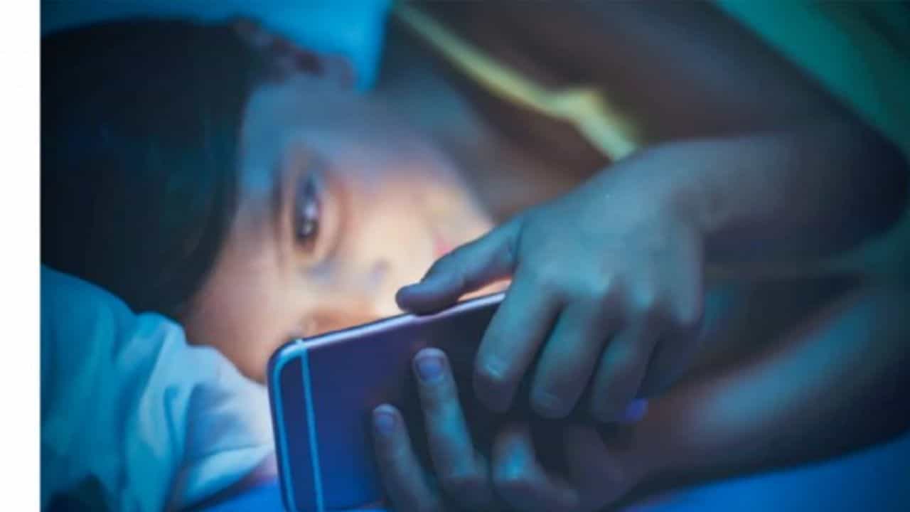 Smartphone vision syndrome: ಡ್ರೈ- ಐ ಸಿಂಡ್ರೋಮ್ನಿಂದ ಬಳಲುತ್ತಿರುವ ಭಾರತದ 2 ಕೋಟಿ ಜನ, ಇಲ್ಲಿದೆ ತಜ್ಞರ ಆತಂಕಕಾರಿ ವರದಿ Smartphone vision syndrome: ಡ್ರೈ- ಐ ಸಿಂಡ್ರೋಮ್ನಿಂದ ಬಳಲುತ್ತಿರುವ ಭಾರತದ 2 ಕೋಟಿ ಜನ, ಇಲ್ಲಿದೆ ತಜ್ಞರ ಆತಂಕಕಾರಿ ವರದಿ