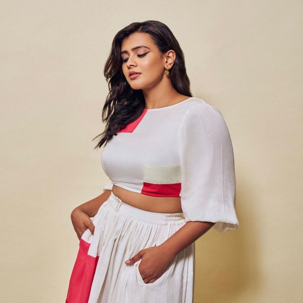 ಈಗ ಹೆಬ್ಬಾ ಪಟೇಲ್ ಸೋಶಿಯಲ್ ಮೀಡಿಯಾದಲ್ಲಿ ಹಂಚಿಕೊಳ್ಳುವ ಫೋಟೋಗಳು ಸಖತ್ ಗ್ಲಾಮರಸ್ ಆಗಿರುತ್ತವೆ.