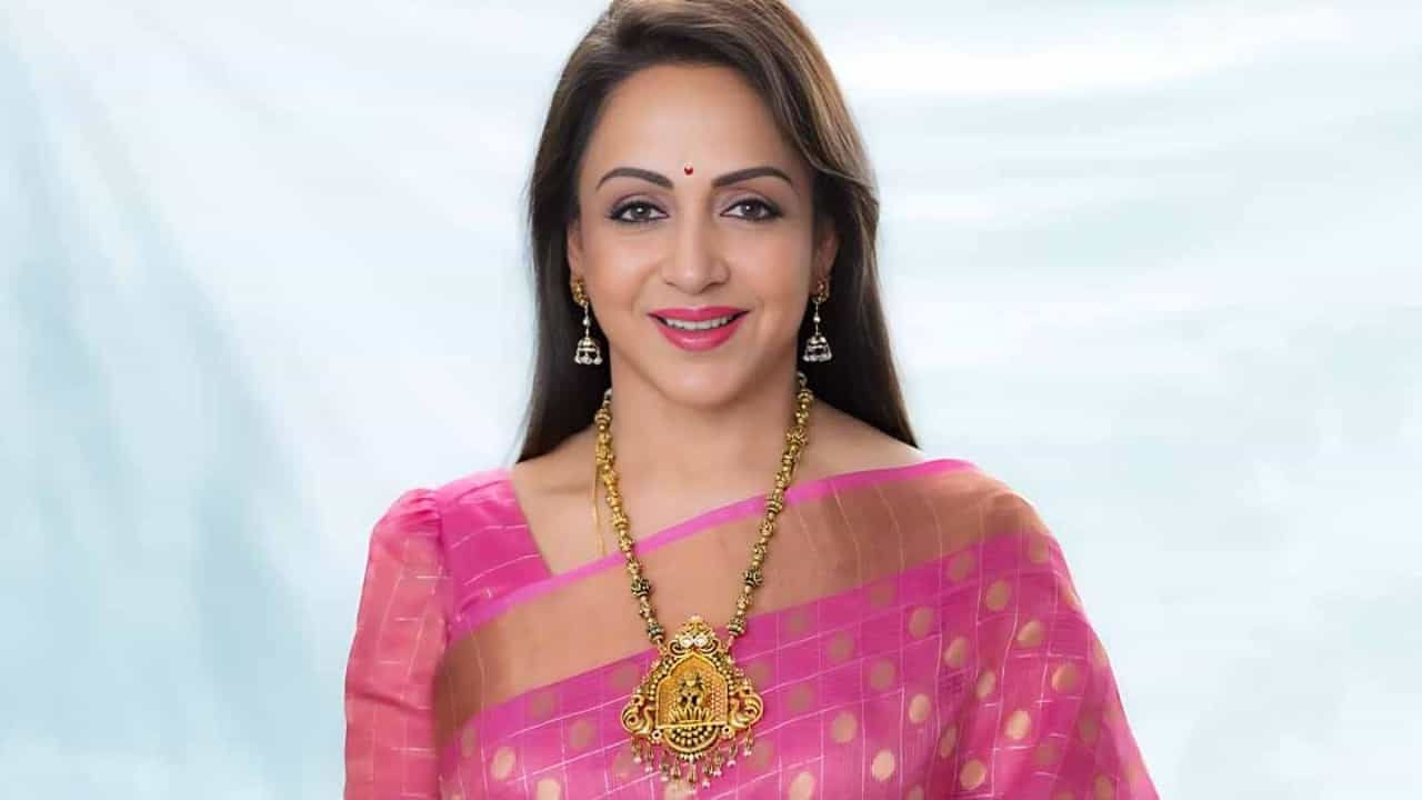 Hema Malini: ‘ಸೀರೆಯ ಸೆರಗು ಜಾರಿ ಬೀಳಿಸುವ ಆಲೋಚನೆಯಲ್ಲಿ ಆ ನಿರ್ದೇಶಕ ಇದ್ದ’; ಹೇಮಾ ಮಾಲಿನಿ Hema Malini: ‘ಸೀರೆಯ ಸೆರಗು ಜಾರಿ ಬೀಳಿಸುವ ಆಲೋಚನೆಯಲ್ಲಿ ಆ ನಿರ್ದೇಶಕ ಇದ್ದ’; ಹೇಮಾ ಮಾಲಿನಿ