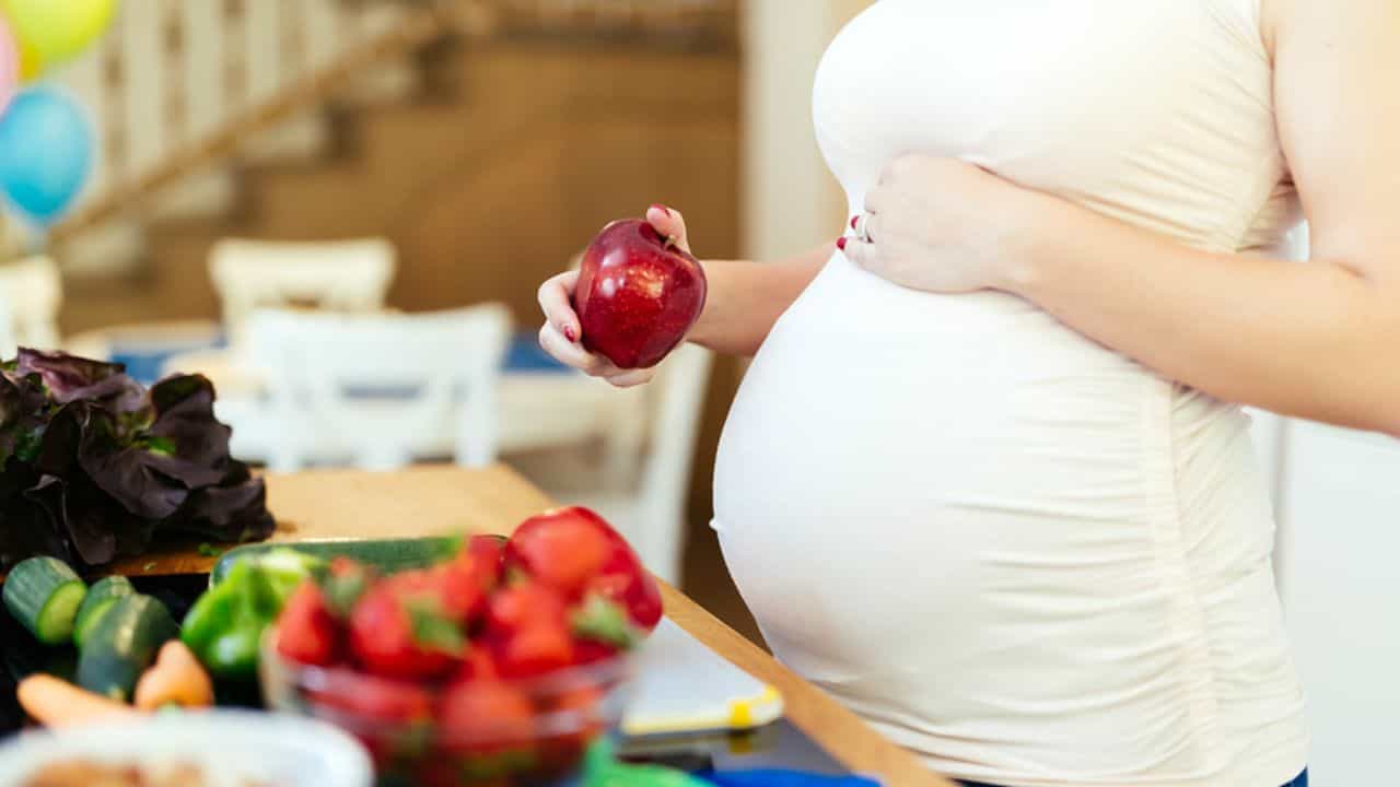 Pregnancy Health Tips: ಗರ್ಭಾವಸ್ಥೆಯಲ್ಲಿ ತುಟಿಗಳು ಕಪ್ಪಾಗದಂತೆ ತಡೆಯಲು ಇಲ್ಲಿವೆ 6 ಸಲಹೆಗಳು Pregnancy Health Tips: ಗರ್ಭಾವಸ್ಥೆಯಲ್ಲಿ ತುಟಿಗಳು ಕಪ್ಪಾಗದಂತೆ ತಡೆಯಲು ಇಲ್ಲಿವೆ 6 ಸಲಹೆಗಳು
