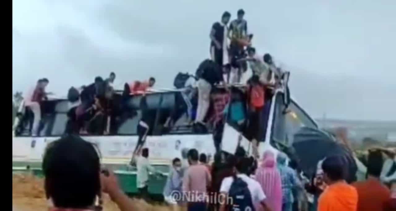 ಡೆಹ್ರಾಡೂನ್ನಲ್ಲಿ ಪ್ರವಾಹದಲ್ಲಿ ಸಿಲುಕಿದ ಬಸ್; ಕಿಟಕಿಯಿಂದ ಹಾರಿ ಪ್ರಾಣ ಉಳಿಸಿಕೊಂಡ ಪ್ರಯಾಣಿಕರು ಡೆಹ್ರಾಡೂನ್ನಲ್ಲಿ ಪ್ರವಾಹದಲ್ಲಿ ಸಿಲುಕಿದ ಬಸ್; ಕಿಟಕಿಯಿಂದ ಹಾರಿ ಪ್ರಾಣ ಉಳಿಸಿಕೊಂಡ ಪ್ರಯಾಣಿಕರು