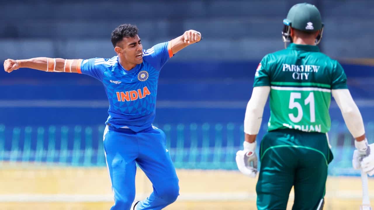 IND vs PAK: ರಾಜವರ್ಧನ್ ಬಿಗಿ ದಾಳಿಗೆ ತತ್ತರಿಸಿದ ಪಾಕಿಸ್ತಾನ್ IND vs PAK: ರಾಜವರ್ಧನ್ ಬಿಗಿ ದಾಳಿಗೆ ತತ್ತರಿಸಿದ ಪಾಕಿಸ್ತಾನ್