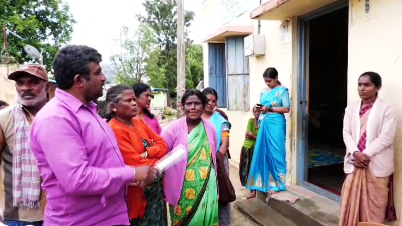 ಅಂಗನವಾಡಿ ಶಿಕ್ಷಕಿ ನೇಮಕ ವಿಚಾರಕ್ಕೆ ಗ್ರಾಮಸ್ಥರ ಕಿರಿಕ್; ದಲಿತ ಶಿಕ್ಷಕಿಯೆಂದು ಶಾಲೆ ಒಳಗಡೆ ಬಿಡದೆ ಆಕ್ರೋಶ ಆರೋಪ ಅಂಗನವಾಡಿ ಶಿಕ್ಷಕಿ ನೇಮಕ ವಿಚಾರಕ್ಕೆ ಗ್ರಾಮಸ್ಥರ ಕಿರಿಕ್; ದಲಿತ ಶಿಕ್ಷಕಿಯೆಂದು ಶಾಲೆ ಒಳಗಡೆ ಬಿಡದೆ ಆಕ್ರೋಶ ಆರೋಪ