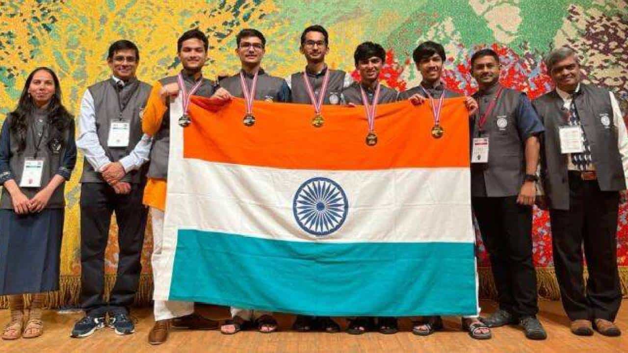 ಅಂತಾರಾಷ್ಟ್ರೀಯ ಒಲಿಂಪಿಯಾಡ್ಗಳಲ್ಲಿ ಮಿಂಚಿದ ಭಾರತೀಯ ವಿದ್ಯಾರ್ಥಿಗಳು: ಭೌತಶಾಸ್ತ್ರದಲ್ಲಿ 3 ಚಿನ್ನ ಮತ್ತು 2 ಬೆಳ್ಳಿ ಪದಕಗಳು ಅಂತಾರಾಷ್ಟ್ರೀಯ ಒಲಿಂಪಿಯಾಡ್ಗಳಲ್ಲಿ ಮಿಂಚಿದ ಭಾರತೀಯ ವಿದ್ಯಾರ್ಥಿಗಳು: ಭೌತಶಾಸ್ತ್ರದಲ್ಲಿ 3 ಚಿನ್ನ ಮತ್ತು 2 ಬೆಳ್ಳಿ ಪದಕಗಳು
