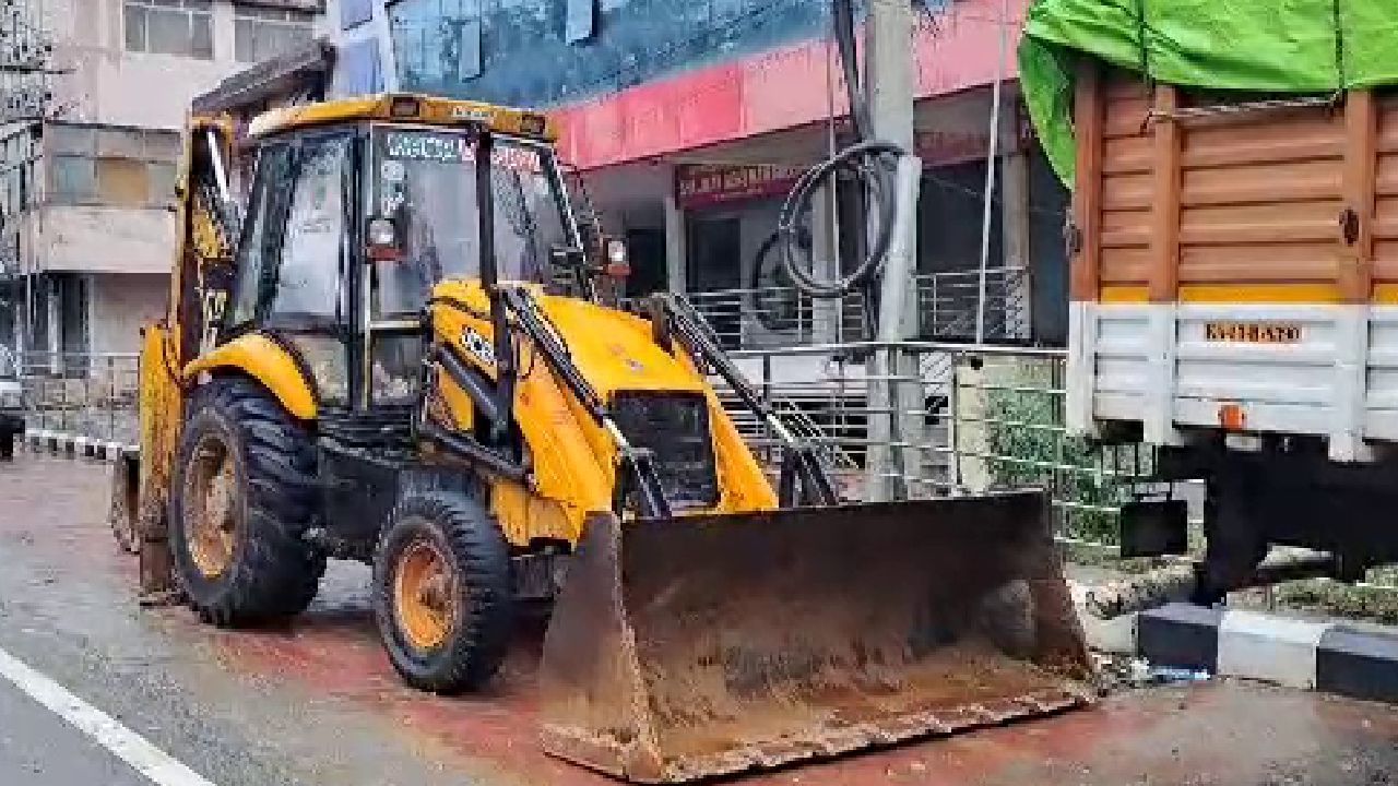 ಶಿವಮೊಗ್ಗದಲ್ಲಿ ಎಟಿಎಂ ದರೋಡೆಗೆ ಜೆಸಿಬಿ ಕದ್ದು ತಂದ ಖದೀಮರು, ಮುಂದೇನಾಯ್ತು? ಶಿವಮೊಗ್ಗದಲ್ಲಿ ಎಟಿಎಂ ದರೋಡೆಗೆ ಜೆಸಿಬಿ ಕದ್ದು ತಂದ ಖದೀಮರು, ಮುಂದೇನಾಯ್ತು?
