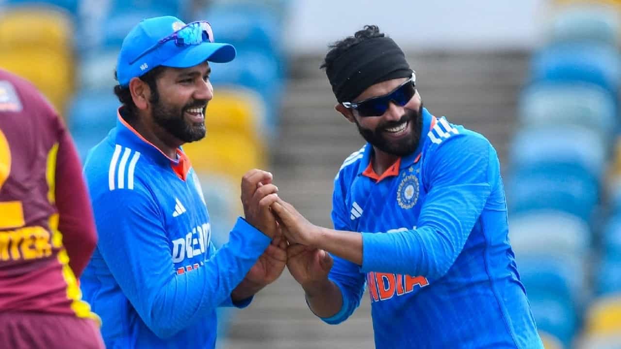 India vs West Indies: ಬಾರ್ಬಡೋಸ್ನ ಕೆನ್ಸಿಂಗ್ಟನ್ ಓವಲ್ ಮೈದಾನದಲ್ಲಿ ನಡೆದ ವೆಸ್ಟ್ ಇಂಡೀಸ್ ವಿರುದ್ಧದ ಮೊದಲ ಪಂದ್ಯದಲ್ಲಿ ರವೀಂದ್ರ ಜಡೇಜಾ 3 ವಿಕೆಟ್ ಕಬಳಿಸಿ ಮಿಂಚಿದ್ದರು. ಈ ಮೂರು ವಿಕೆಟ್ಗಳೊಂದಿಗೆ ಜಡೇಜಾ 30 ವರ್ಷಗಳ ಹಳೆಯ ದಾಖಲೆಯನ್ನು ಮುರಿದಿದ್ದಾರೆ.