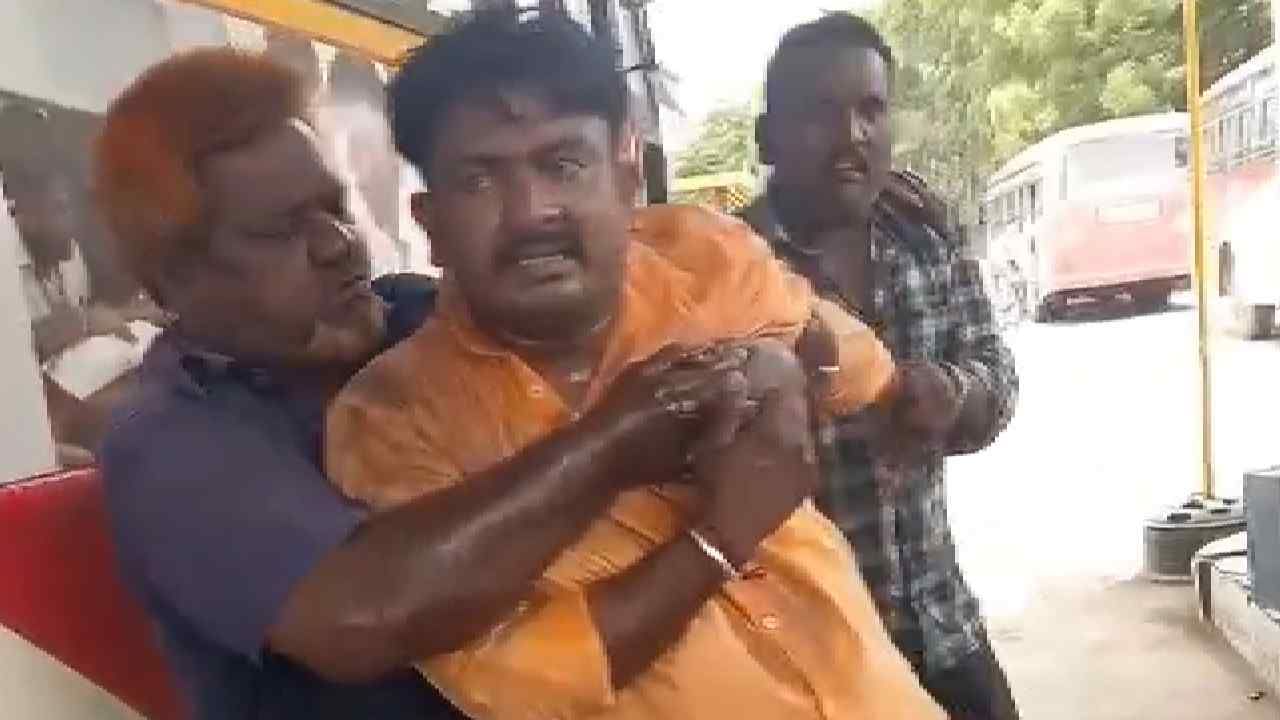 ಕಲಬುರಗಿ: ಕಿರುಕುಳಕ್ಕೆ ಬೇಸತ್ತು ಕೆಎಸ್ಆರ್ಟಿಸಿ ನೌಕರ ಆತ್ಮಹತ್ಯೆಗೆ ಯತ್ನ ಕಲಬುರಗಿ: ಕಿರುಕುಳಕ್ಕೆ ಬೇಸತ್ತು ಕೆಎಸ್ಆರ್ಟಿಸಿ ನೌಕರ ಆತ್ಮಹತ್ಯೆಗೆ ಯತ್ನ