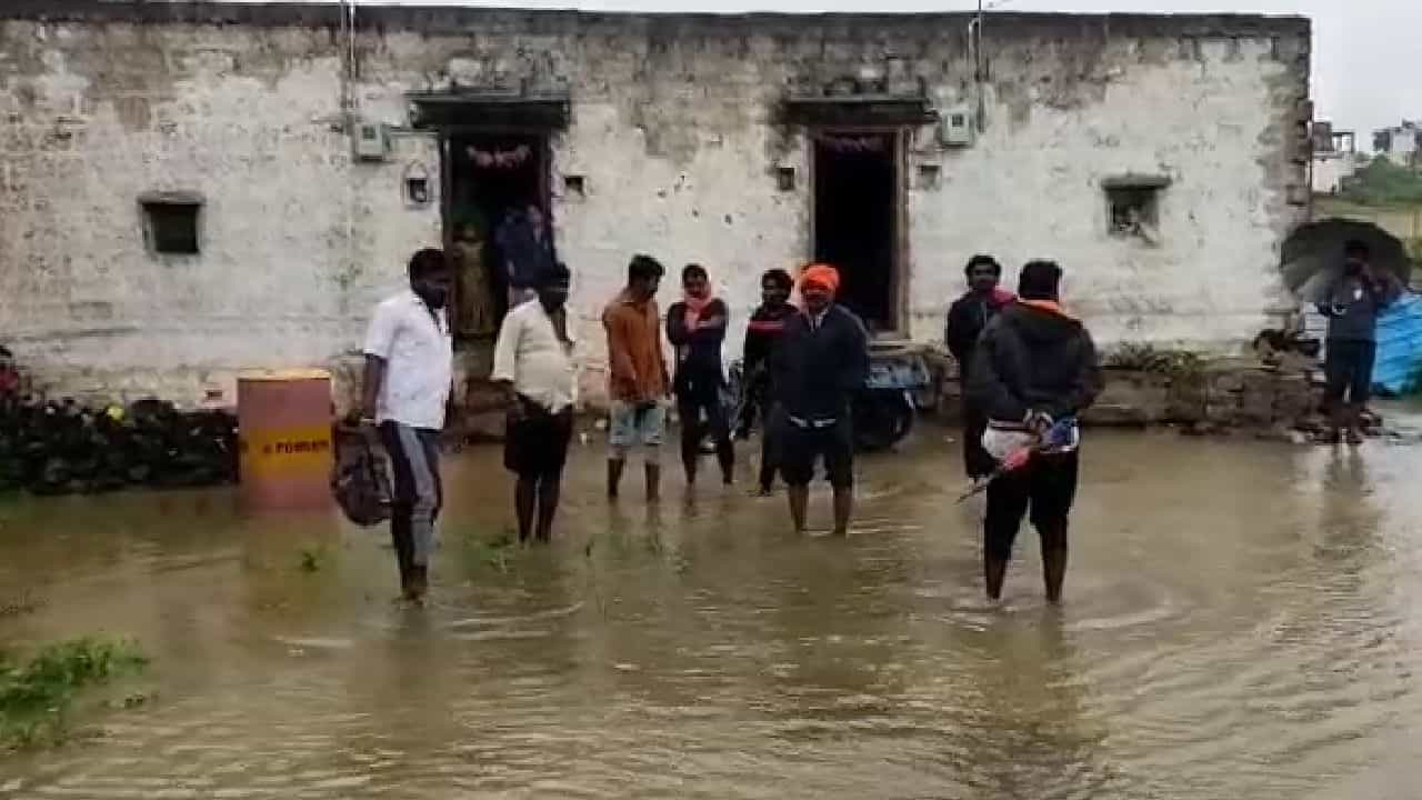Kalaburagi Rain: ಕಲಬುರಗಿಯಲ್ಲಿ ವರುಣನ ಆರ್ಭಟ, ಮನೆಗಳಿಗೆ ನುಗ್ಗಿದ ನೀರು Kalaburagi Rain: ಕಲಬುರಗಿಯಲ್ಲಿ ವರುಣನ ಆರ್ಭಟ, ಮನೆಗಳಿಗೆ ನುಗ್ಗಿದ ನೀರು