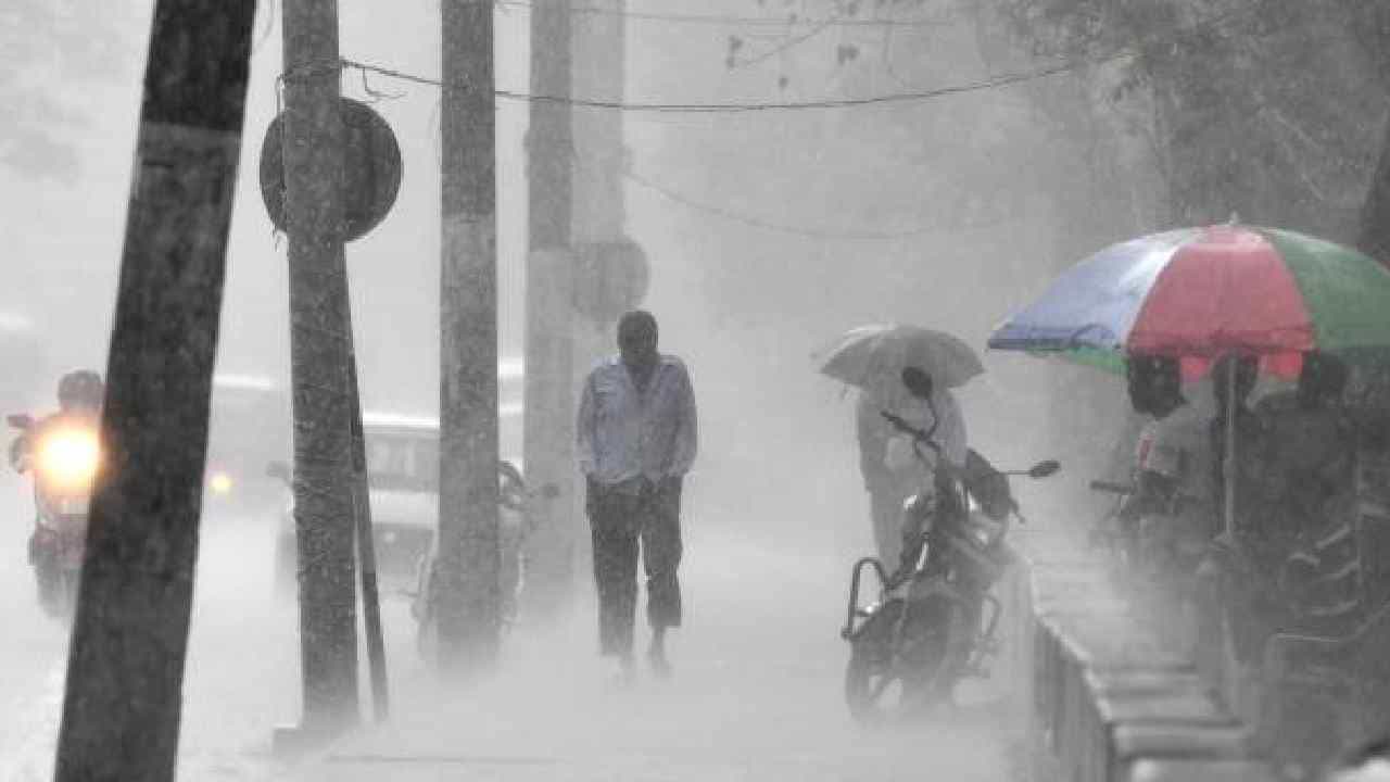 Karnataka Rain: ಕರ್ನಾಟಕದಲ್ಲಿ ಭಾರೀ ಮಳೆ, ದಕ್ಷಿಣ ಕನ್ನಡ ಸೇರಿ ಮೂರು ಜಿಲ್ಲೆಗಳಲ್ಲಿ ಶಾಲಾ ಕಾಲೇಜುಗಳಿಗೆ ರಜೆ ಘೋಷಣೆ Karnataka Rain: ಕರ್ನಾಟಕದಲ್ಲಿ ಭಾರೀ ಮಳೆ, ದಕ್ಷಿಣ ಕನ್ನಡ ಸೇರಿ ಮೂರು ಜಿಲ್ಲೆಗಳಲ್ಲಿ ಶಾಲಾ ಕಾಲೇಜುಗಳಿಗೆ ರಜೆ ಘೋಷಣೆ