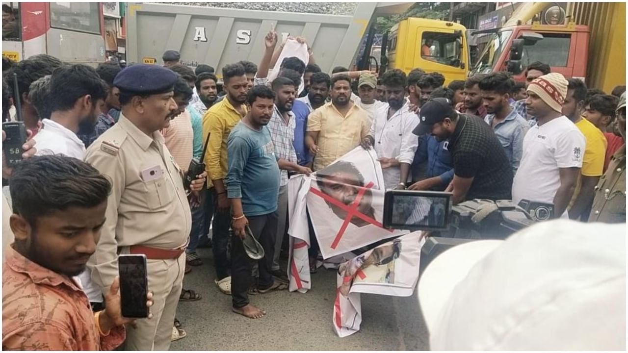 Sudeep: ನಿರ್ಮಾಪಕರ ಭಾವಚಿತ್ರಕ್ಕೆ ಚಪ್ಪಲಿಯಲ್ಲಿ ಹೊಡೆದು ಪ್ರತಿಭಟನೆ ಮಾಡಿದ ಕಿಚ್ಚ ಸುದೀಪ್ ಅಭಿಮಾನಿಗಳು Sudeep: ನಿರ್ಮಾಪಕರ ಭಾವಚಿತ್ರಕ್ಕೆ ಚಪ್ಪಲಿಯಲ್ಲಿ ಹೊಡೆದು ಪ್ರತಿಭಟನೆ ಮಾಡಿದ ಕಿಚ್ಚ ಸುದೀಪ್ ಅಭಿಮಾನಿಗಳು