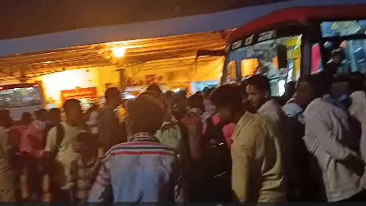 ಕೋಲಾರ ಬಸ್ ನಿಲ್ದಾಣದಲ್ಲಿ ಸೀಟಿಗಾಗಿ ಮಹಿಳೆಯರ ಕಿತ್ತಾಟ. ಪೊಲೀಸರಿಂದ ಲಾಠಿಚಾರ್ಜ್ ಕೋಲಾರ ಬಸ್ ನಿಲ್ದಾಣದಲ್ಲಿ ಸೀಟಿಗಾಗಿ ಮಹಿಳೆಯರ ಕಿತ್ತಾಟ. ಪೊಲೀಸರಿಂದ ಲಾಠಿಚಾರ್ಜ್