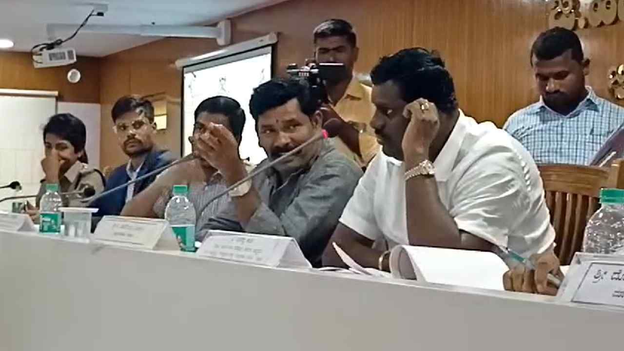 ಕೊಪ್ಪಳ ಜಿಲ್ಲಾಸ್ಪತ್ರೆಯ ಶೌಚಾಲಯದಲ್ಲಿ ಭ್ರೂಣ ಪತ್ತೆ! ಡಿಹೆಚ್ಒ ವಿರುದ್ಧ ಸಚಿವ ತಂಗಡಗಿ ಗರಂ ಕೊಪ್ಪಳ ಜಿಲ್ಲಾಸ್ಪತ್ರೆಯ ಶೌಚಾಲಯದಲ್ಲಿ ಭ್ರೂಣ ಪತ್ತೆ! ಡಿಹೆಚ್ಒ ವಿರುದ್ಧ ಸಚಿವ ತಂಗಡಗಿ ಗರಂ