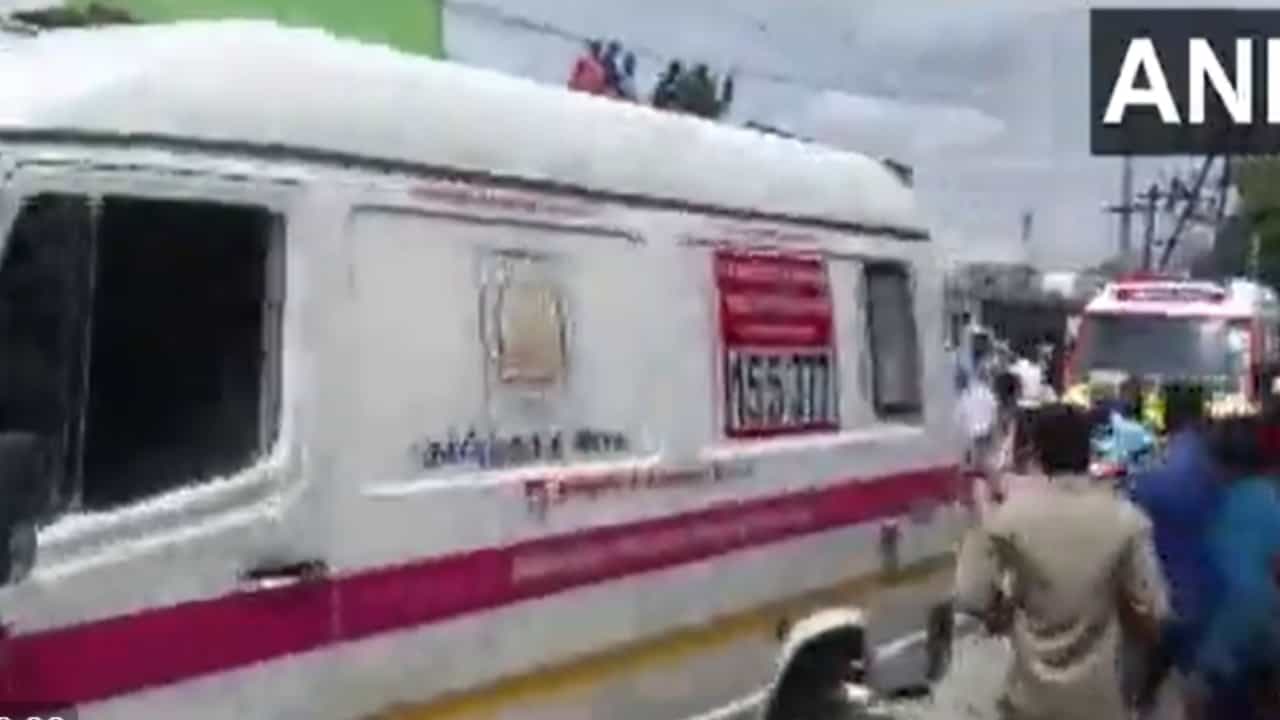 Tamil Nadu: ತಮಿಳುನಾಡಿನ ಕೃಷ್ಣಗಿರಿ ಜಿಲ್ಲೆಯ ಪಟಾಕಿ ಗೋದಾಮಿನಲ್ಲಿ ಸ್ಫೋಟ: 9 ಸಾವು Tamil Nadu: ತಮಿಳುನಾಡಿನ ಕೃಷ್ಣಗಿರಿ ಜಿಲ್ಲೆಯ ಪಟಾಕಿ ಗೋದಾಮಿನಲ್ಲಿ ಸ್ಫೋಟ: 9 ಸಾವು
