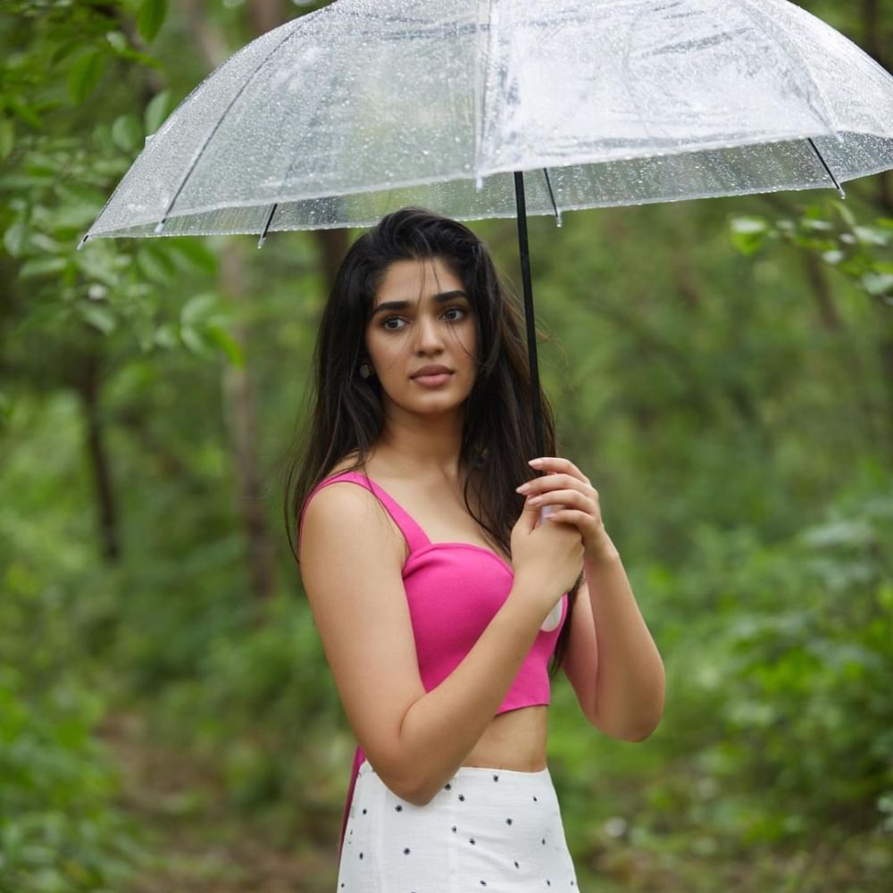 ಈಗ ಕೃತಿ ಶೆಟ್ಟಿ ಅವರು ಪಿಂಕ್ ಬಣ್ಣದ ಬಟ್ಟೆ ಧರಿಸಿ ಮಳೆಯಲ್ಲಿ ನೆನೆದಿದ್ದಾರೆ. ಇದಕ್ಕೆ ಫ್ಯಾನ್ಸ್ ಕಡೆಯಿಂದ ಭರ್ಜರಿ ಲೈಕ್ಸ್ ಸಿಕ್ಕಿದೆ.