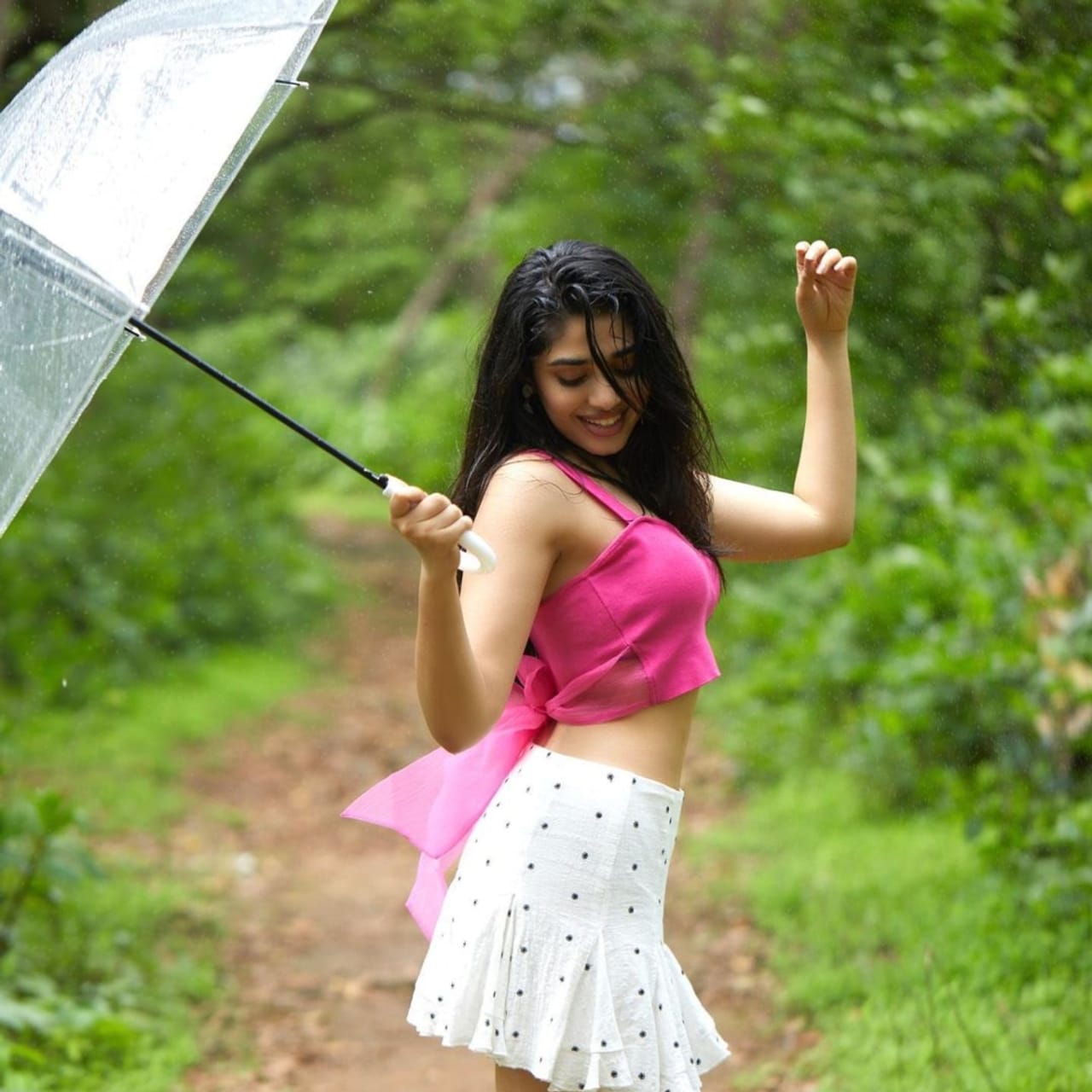 ಮಳೆಯನ್ನು ಎಂಜಾಯ್ ಮಾಡಬೇಕು ಅನ್ನೋದು ಅನೇಕರ ಆಸೆ. ಈ ಆಸೆಯನ್ನು ಕೃತಿ ಶೆಟ್ಟಿ ಅವರು ಈಡೇರಿಸಿಕೊಂಡಿದ್ದಾರೆ. ಮಳೆಯಲ್ಲಿ ನೆನೆದ ಫೋಟೋಗಳನ್ನು ಹಂಚಿಕೊಂಡಿದ್ದಾರೆ.