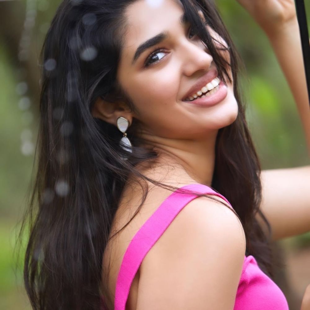 ಕೃತಿ ಶೆಟ್ಟಿಗೆ ಸೋಶಿಯಲ್ ಮೀಡಿಯಾದಲ್ಲಿ ಸಾಕಷ್ಟು ಅಭಿಮಾನಿಗಳಿದ್ದಾರೆ. ಅವರ ಜನಪ್ರಿಯತೆ ದಿನಕಳೆದಂತೆ ಹೆಚ್ಚುತ್ತಲೇ ಇದೆ.