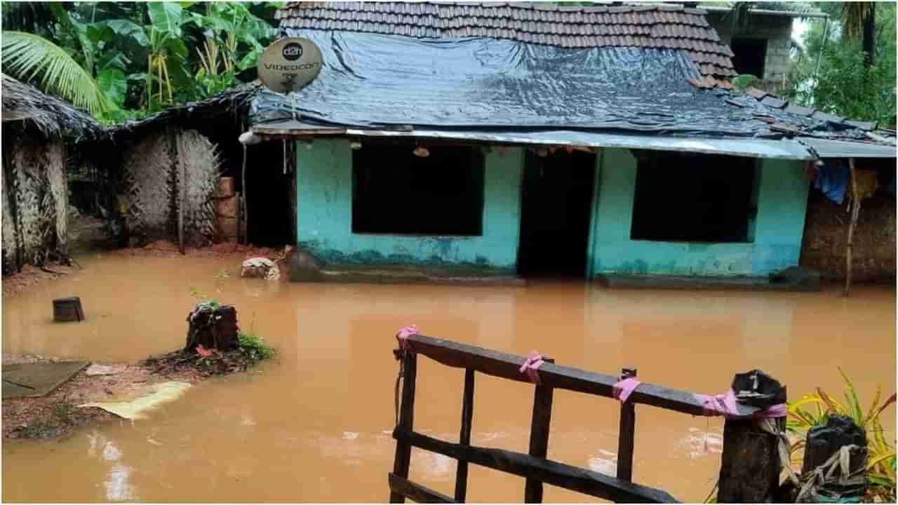 ಕುಮಟಾದಲ್ಲಿ ಭಾರೀ ಮಳೆ; ಧರೆಗುರುಳಿದ 30ಕ್ಕೂ ಹೆಚ್ಚು ಮರಗಳು, ಗೋಕರ್ಣದ ಭೋಜನ ಶಾಲೆ ಮೇಲೆ ಬಿದ್ದ ಮರ