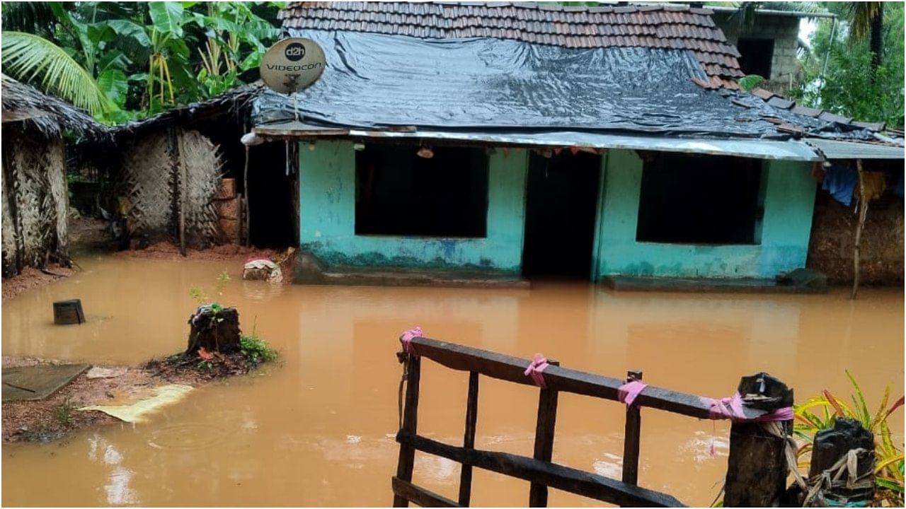 ಕುಮಟಾದಲ್ಲಿ ಭಾರೀ ಮಳೆ; ಧರೆಗುರುಳಿದ 30ಕ್ಕೂ ಹೆಚ್ಚು ಮರಗಳು, ಗೋಕರ್ಣದ ಭೋಜನ ಶಾಲೆ ಮೇಲೆ ಬಿದ್ದ ಮರ