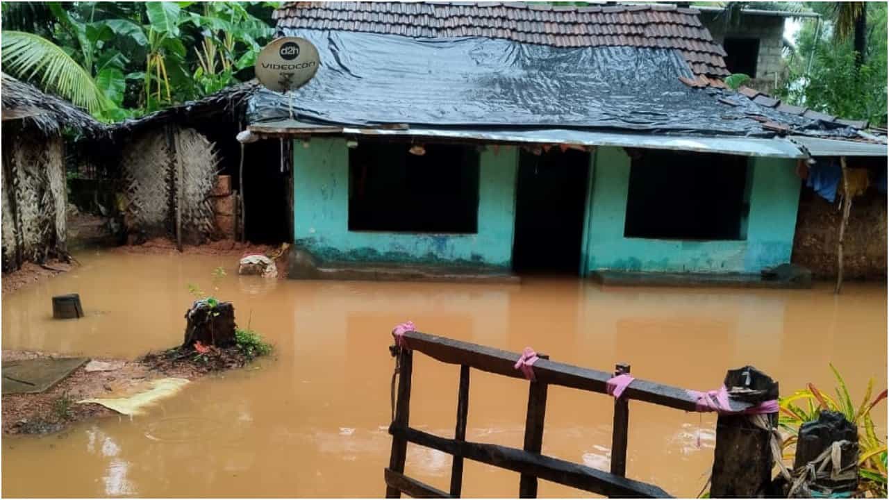 ಕುಮಟಾದಲ್ಲಿ ಭಾರೀ ಮಳೆ; ಧರೆಗುರುಳಿದ 30ಕ್ಕೂ ಹೆಚ್ಚು ಮರಗಳು, ಗೋಕರ್ಣದ ಭೋಜನ ಶಾಲೆ ಮೇಲೆ ಬಿದ್ದ ಮರ ಕುಮಟಾದಲ್ಲಿ ಭಾರೀ ಮಳೆ; ಧರೆಗುರುಳಿದ 30ಕ್ಕೂ ಹೆಚ್ಚು ಮರಗಳು, ಗೋಕರ್ಣದ ಭೋಜನ ಶಾಲೆ ಮೇಲೆ ಬಿದ್ದ ಮರ