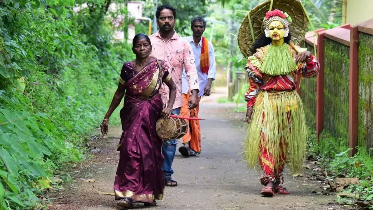 Dakshina Kannada: ಊರಿಗೆ ಬಂದ ರೋಗ ರುಜಿನ ಹೋಗಲಾಡಿಸಲು ಆಟಿ ಕಳೆಂಜ ಆಚರಣೆ