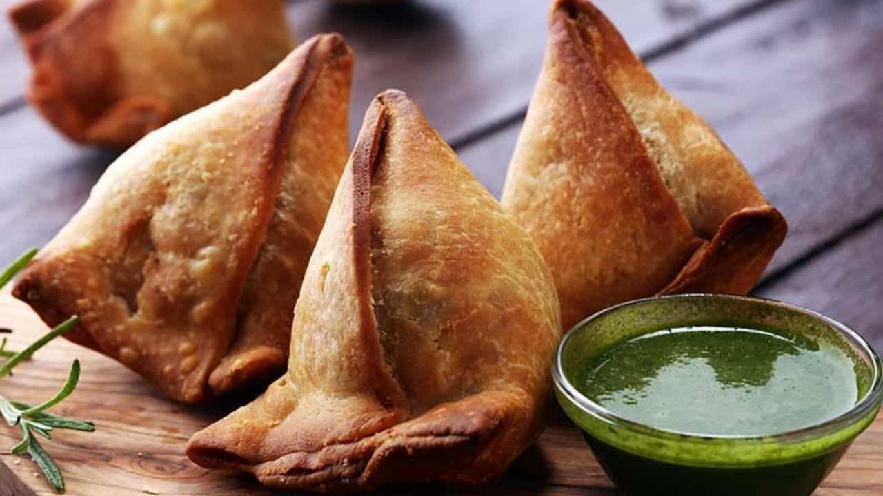 Monsoon Cravings: ತಂಪಾದ ವಾತಾವರಣದಲ್ಲಿ ಬಿಸಿಬಿಸಿ ಕರಿದ ತಿನಿಸುಗಳನ್ನು ತಿನ್ನಲು ಬಯಸುತ್ತೇವೆ ಏಕೆ? ವೈಜ್ಞಾನಿಕ ಕಾರಣ ಇಲ್ಲಿದೆ Monsoon Cravings: ತಂಪಾದ ವಾತಾವರಣದಲ್ಲಿ ಬಿಸಿಬಿಸಿ ಕರಿದ ತಿನಿಸುಗಳನ್ನು ತಿನ್ನಲು ಬಯಸುತ್ತೇವೆ ಏಕೆ? ವೈಜ್ಞಾನಿಕ ಕಾರಣ ಇಲ್ಲಿದೆ