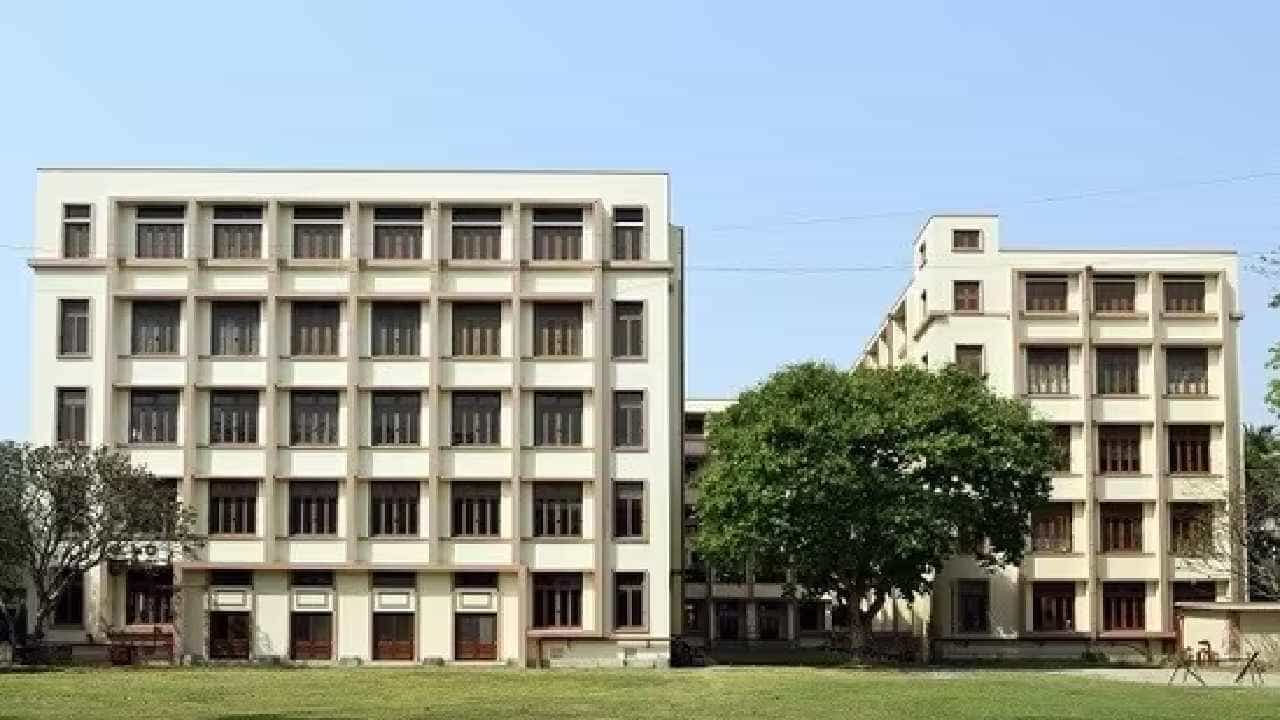 Kolkata University: ಇಂಗ್ಲಿಷ್​ ಮೀಡಿಯಂನಲ್ಲಿ ಓದಿದ್ದರೆ ಮಾತ್ರ ಪ್ರವೇಶ ಎಂದಿದ್ದ ಕಾಲೇಜಿನಿಂದ ಕ್ಷಮೆಯಾಚನೆ
