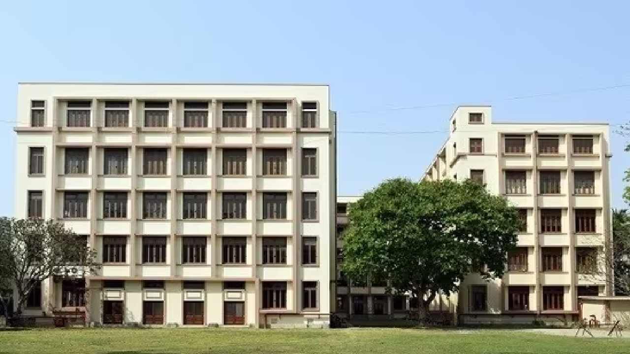 Kolkata University: ಇಂಗ್ಲಿಷ್​ ಮೀಡಿಯಂನಲ್ಲಿ ಓದಿದ್ದರೆ ಮಾತ್ರ ಪ್ರವೇಶ ಎಂದಿದ್ದ ಕಾಲೇಜಿನಿಂದ ಕ್ಷಮೆಯಾಚನೆ