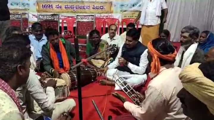 ದಾವಣಗೆರೆ: ಮದ್ಯವರ್ಜನ ಶಿಬಿರದಲ್ಲಿ ಜಗಳೂರು ಶಾಸಕ ಬಿ.ದೇವೇಂದ್ರಪ್ಪ ಭಜನೆ ದಾವಣಗೆರೆ: ಮದ್ಯವರ್ಜನ ಶಿಬಿರದಲ್ಲಿ ಜಗಳೂರು ಶಾಸಕ ಬಿ.ದೇವೇಂದ್ರಪ್ಪ ಭಜನೆ