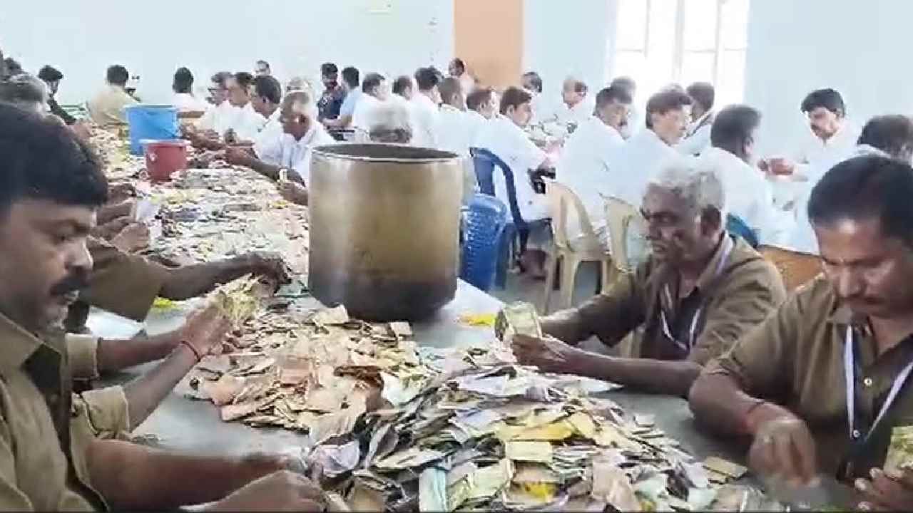 ಮಲೆಮಹದೇಶ್ವರ ದೇವಸ್ಥಾನದ ಹುಂಡಿ ಎಣಿಕೆಯಲ್ಲಿ ಕಾರ್ಯನಿರತರಾಗಿರುವ ಸಿಬ್ಬಂದಿ