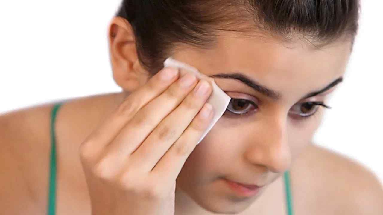 Removing makeup by natural method Here is a simple tips in Kannada
