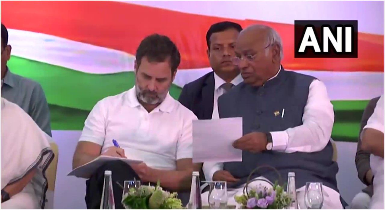 INDIA: ಪ್ರತಿಪಕ್ಷಗಳ ಮೈತ್ರಿಕೂಟಕ್ಕೆ ‘ಇಂಡಿಯಾ’ ನಾಮಕರಣ; ಮಲ್ಲಿಕಾರ್ಜುನ ಖರ್ಗೆ ಘೋಷಣೆ INDIA: ಪ್ರತಿಪಕ್ಷಗಳ ಮೈತ್ರಿಕೂಟಕ್ಕೆ ‘ಇಂಡಿಯಾ’ ನಾಮಕರಣ; ಮಲ್ಲಿಕಾರ್ಜುನ ಖರ್ಗೆ ಘೋಷಣೆ