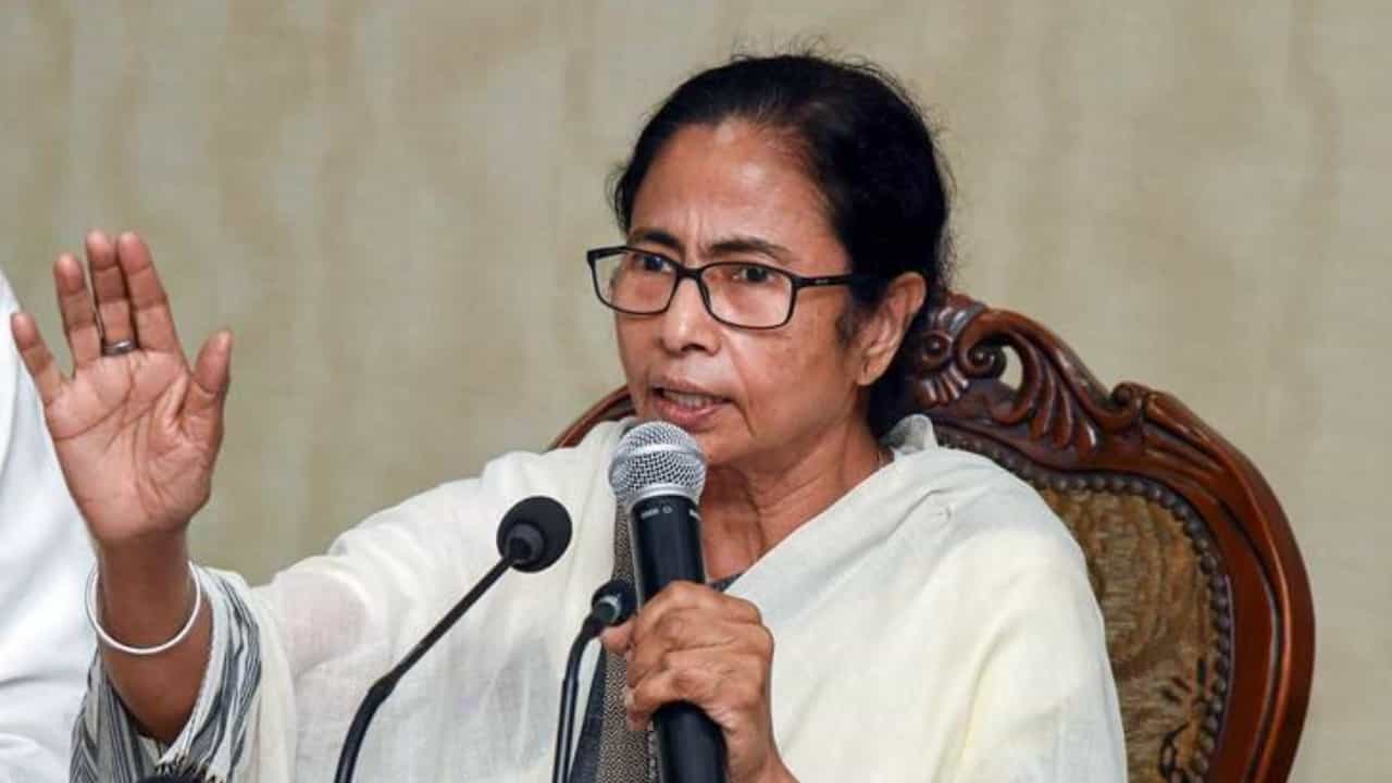 Manipur violence: ಬೇಟಿ ಬಚಾವೋ ಈಗ ‘ಬೇಟಿ ಜಲಾವೋ’ ಆಗಿದೆ; ಬಿಜೆಪಿ ವಿರುದ್ಧ ಮಮತಾ ಬ್ಯಾನರ್ಜಿ ವಾಗ್ದಾಳಿ Manipur violence: ಬೇಟಿ ಬಚಾವೋ ಈಗ ‘ಬೇಟಿ ಜಲಾವೋ’ ಆಗಿದೆ; ಬಿಜೆಪಿ ವಿರುದ್ಧ ಮಮತಾ ಬ್ಯಾನರ್ಜಿ ವಾಗ್ದಾಳಿ