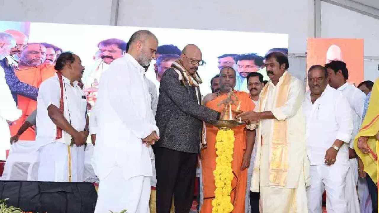 ಮಂತ್ರಾಲಯದಲ್ಲಿ 108 ಅಡಿ ಶ್ರೀರಾಮನ ಮೂರ್ತಿ ಪ್ರತಿಷ್ಠಾಪನೆ ಭೂಮಿಪೂಜೆ ಕಾರ್ಯಕ್ರಮ ರಾಘವೇಂದ್ರ ಸ್ವಾಮಿ ಮಠದ ಶ್ರೀಗಳಿಂದ ವೈಭವದಿಂದ ನಡೆಯಿತು. 300 ಕೋಟಿ ರೂಪಾಯಿ ವೆಚ್ಚದಲ್ಲಿ ನಿರ್ಮಾಣವಾಗಲಿರುವ ರಾಮನ ಪ್ರತಿಮೆಗೆ ಕೇಂದ್ರ ಸಚಿವ ಅಮಿತ್ ಶಾ ಅವರು ವರ್ಚುಯಲ್ ಶಂಕುಸ್ಥಾಪನೆ ನೆರವೇರಿಸಿದರು.