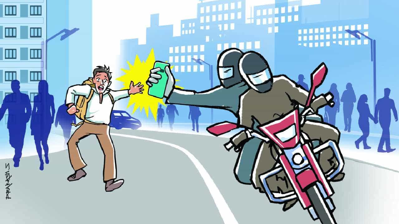 ಅಯ್ಯೋ ಯಾರೋ ಮೊಬೈಲ್ ಕದ್ಬಿಟ್ರು ಎಂದು ದೂರು ಕೊಡೋಕೆ ಹೊರಟಿದ್ದ ಯುವಕ, ಕೆಲವೇ ನಿಮಿಷಗಳಲ್ಲಿ ಬೈಕ್ ಕೂಡ ಕಳೆದುಕೊಂಡ ಅಯ್ಯೋ ಯಾರೋ ಮೊಬೈಲ್ ಕದ್ಬಿಟ್ರು ಎಂದು ದೂರು ಕೊಡೋಕೆ ಹೊರಟಿದ್ದ ಯುವಕ, ಕೆಲವೇ ನಿಮಿಷಗಳಲ್ಲಿ ಬೈಕ್ ಕೂಡ ಕಳೆದುಕೊಂಡ