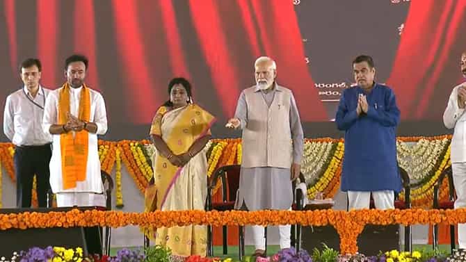 ತೆಲಂಗಾಣದ ವಾರಂಗಲ್​​​ಗೆ ಭೇಟಿ ನೀಡಿದ ಪ್ರಧಾನಿ ನರೇಂದ್ರ ಮೋದಿ; ಚಿತ್ರಗಳಲ್ಲಿ ನೋಡಿ