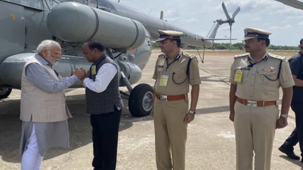 ಪ್ರಧಾನಿ ನರೇಂದ್ರ ಮೋದಿ ಅವರು ತೆಲಂಗಾಣದ ವಾರಂಗಲ್ಗೆ ಆಗಮಿಸಿದಾಗ ಅವರನ್ನು ಸ್ವಾಗತಿಸುತ್ತಿರುವುದು