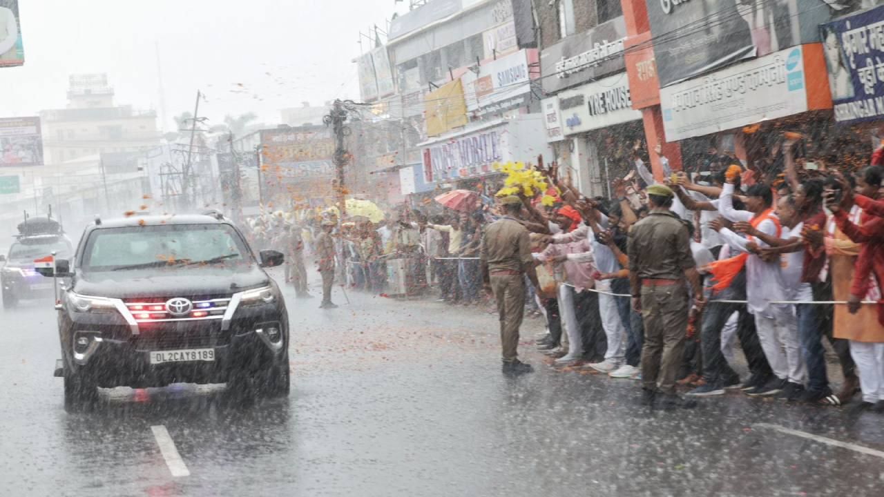 Narendra Modi in Gorakhpur even heavy rain couldn’t stop people from coming on the roads to welcome PM