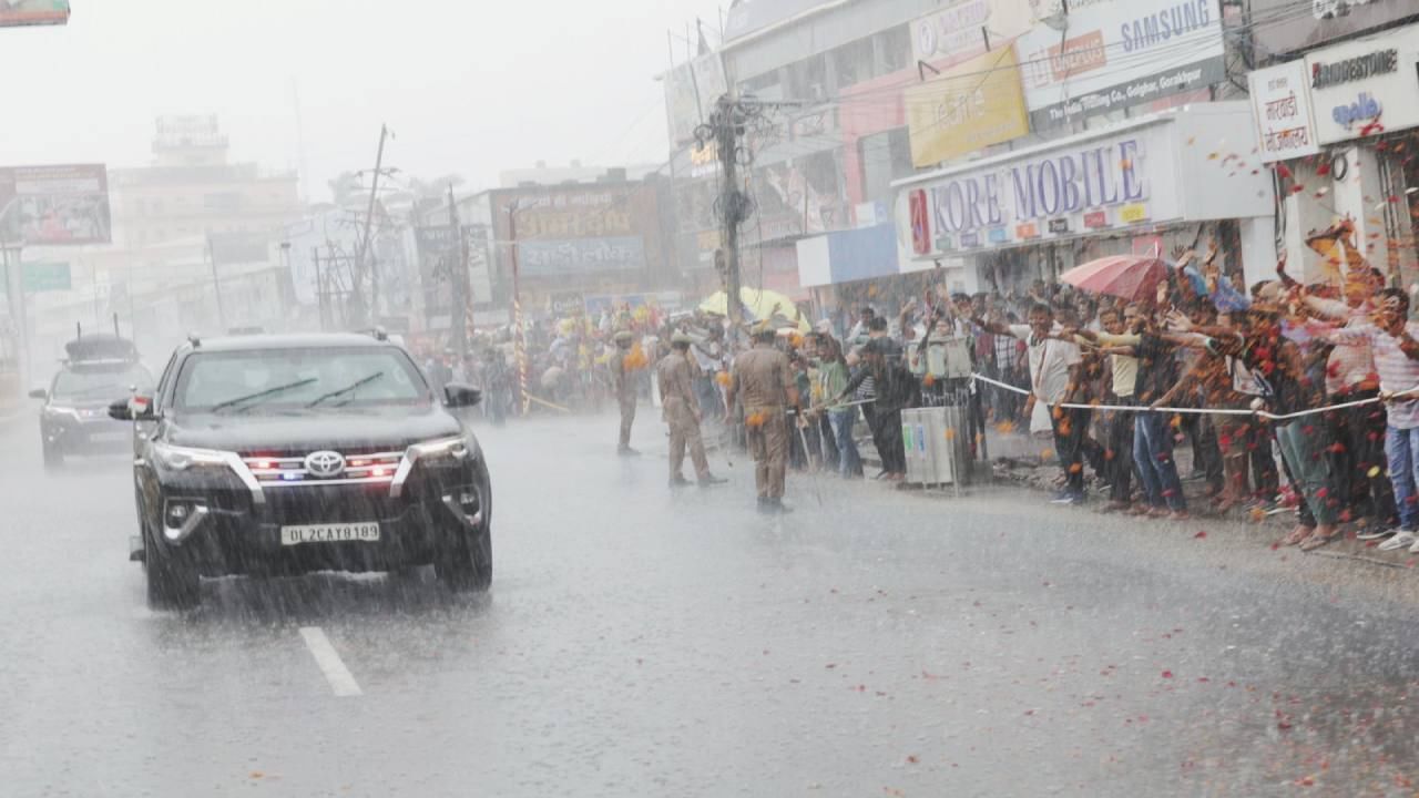 Narendra Modi in Gorakhpur even heavy rain couldn’t stop people from coming on the roads to welcome PM