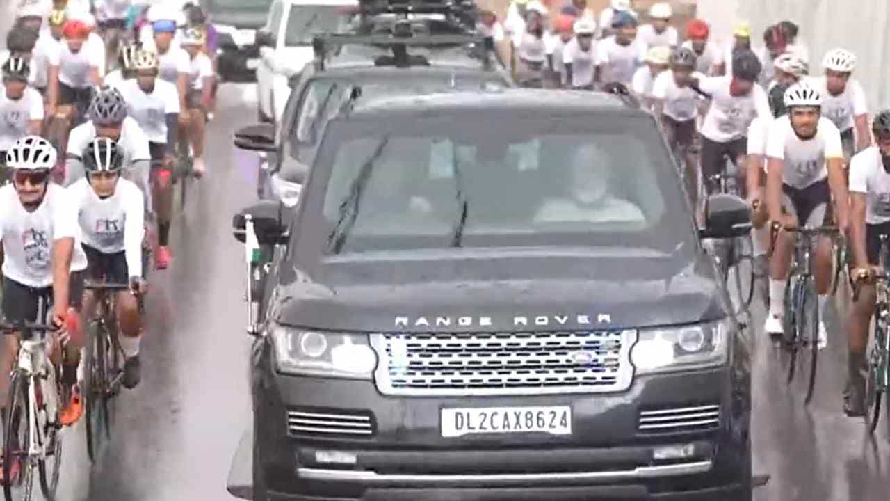 ಬಿಕಾನೇರ್ ನಗರದಲ್ಲಿ ಮಳೆ ನಡುವೆ ಸೈಕ್ಲಿಸ್ಟ್ಗಳೊಂದಿಗೆ ಪ್ರಧಾನಿ ಮೋದಿ ಭರ್ಜರಿ ರೋಡ್ ಶೋ ಬಿಕಾನೇರ್ ನಗರದಲ್ಲಿ ಮಳೆ ನಡುವೆ ಸೈಕ್ಲಿಸ್ಟ್ಗಳೊಂದಿಗೆ ಪ್ರಧಾನಿ ಮೋದಿ ಭರ್ಜರಿ ರೋಡ್ ಶೋ
