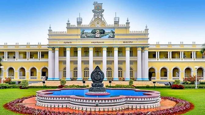 ವಿದ್ಯಾರ್ಥಿಗಳ ಪ್ರತಿಭಟನೆಗೆ ಮಣಿದ ಮೈಸೂರು ವಿಶ್ವವಿದ್ಯಾಲಯ, ಪದವಿ ಪರೀಕ್ಷೆಗಳು ಮುಂದೂಡಿಕೆ