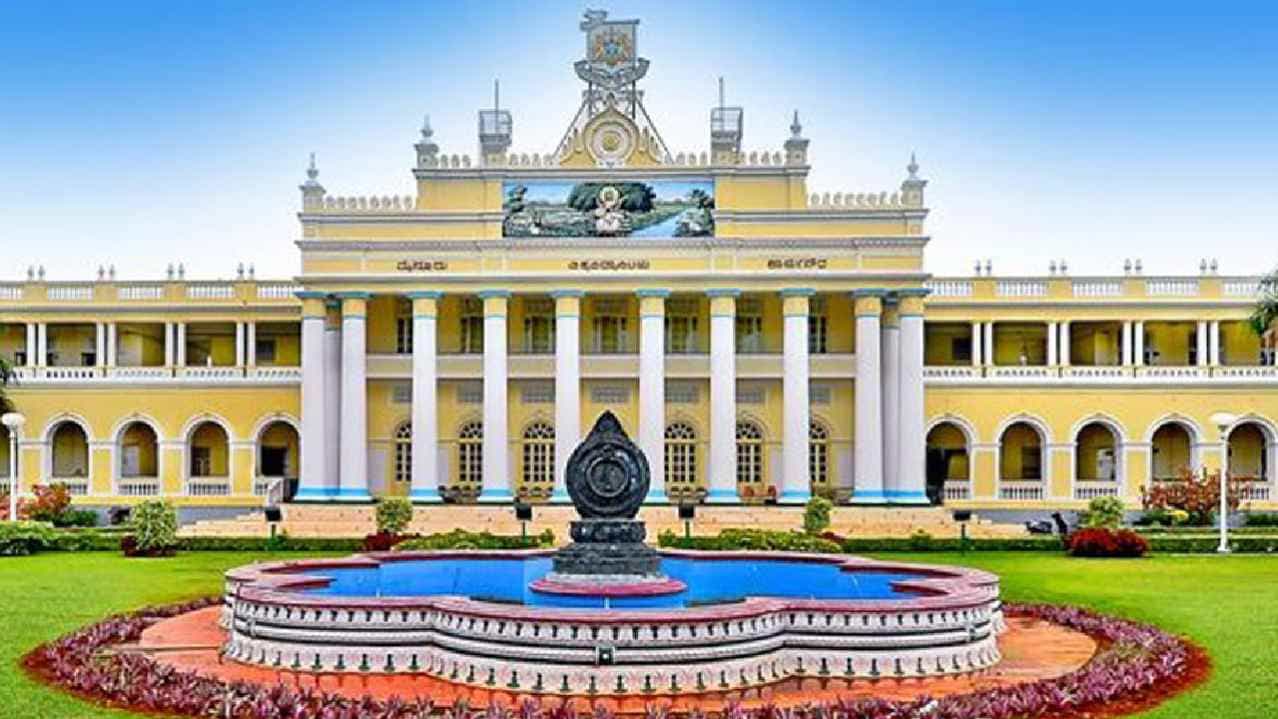 ವಿದ್ಯಾರ್ಥಿಗಳ ಪ್ರತಿಭಟನೆಗೆ ಮಣಿದ ಮೈಸೂರು ವಿಶ್ವವಿದ್ಯಾಲಯ, ಪದವಿ ಪರೀಕ್ಷೆಗಳು ಮುಂದೂಡಿಕೆ ವಿದ್ಯಾರ್ಥಿಗಳ ಪ್ರತಿಭಟನೆಗೆ ಮಣಿದ ಮೈಸೂರು ವಿಶ್ವವಿದ್ಯಾಲಯ, ಪದವಿ ಪರೀಕ್ಷೆಗಳು ಮುಂದೂಡಿಕೆ