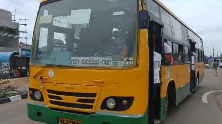 ಗದಗ: ಸಾರಿಗೆ ಬಸ್ ಕಿಟಕಿ ಮೇಲೆ ಕುಳಿತು ಅಪಾಯಕಾರಿ ಪ್ರಯಾಣ ಮಾಡಿದ ಮಹಿಳೆ ಗದಗ: ಸಾರಿಗೆ ಬಸ್ ಕಿಟಕಿ ಮೇಲೆ ಕುಳಿತು ಅಪಾಯಕಾರಿ ಪ್ರಯಾಣ ಮಾಡಿದ ಮಹಿಳೆ