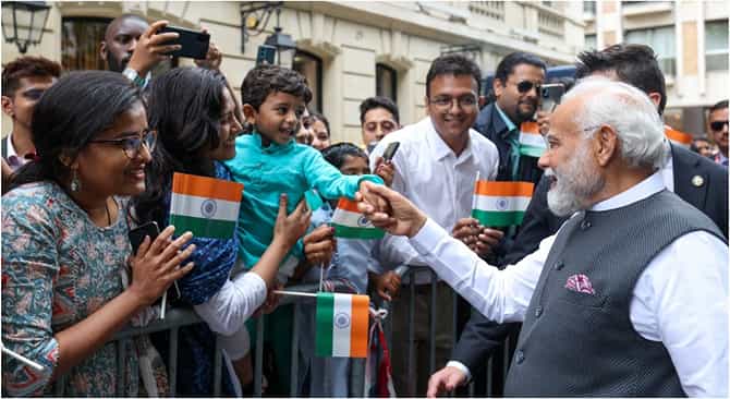 PM Modi in France: ಭಾರತ್ ಮಾತಾ ಕೀ ಜೈ ಘೋಷಣೆ, ಹಾಡಿನ ಮೂಲಕ ಪ್ರಧಾನಿ ಮೋದಿಗೆ ಪ್ಯಾರಿಸ್​​ನಲ್ಲಿ ಭವ್ಯ ಸ್ವಾಗತ