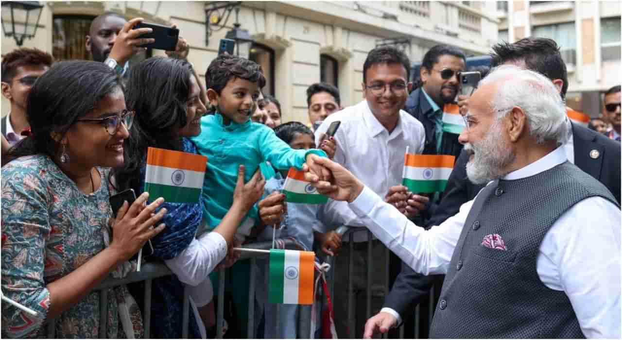 PM Modi in France: ಭಾರತ್ ಮಾತಾ ಕೀ ಜೈ ಘೋಷಣೆ, ಹಾಡಿನ ಮೂಲಕ ಪ್ರಧಾನಿ ಮೋದಿಗೆ ಪ್ಯಾರಿಸ್​​ನಲ್ಲಿ ಭವ್ಯ ಸ್ವಾಗತ