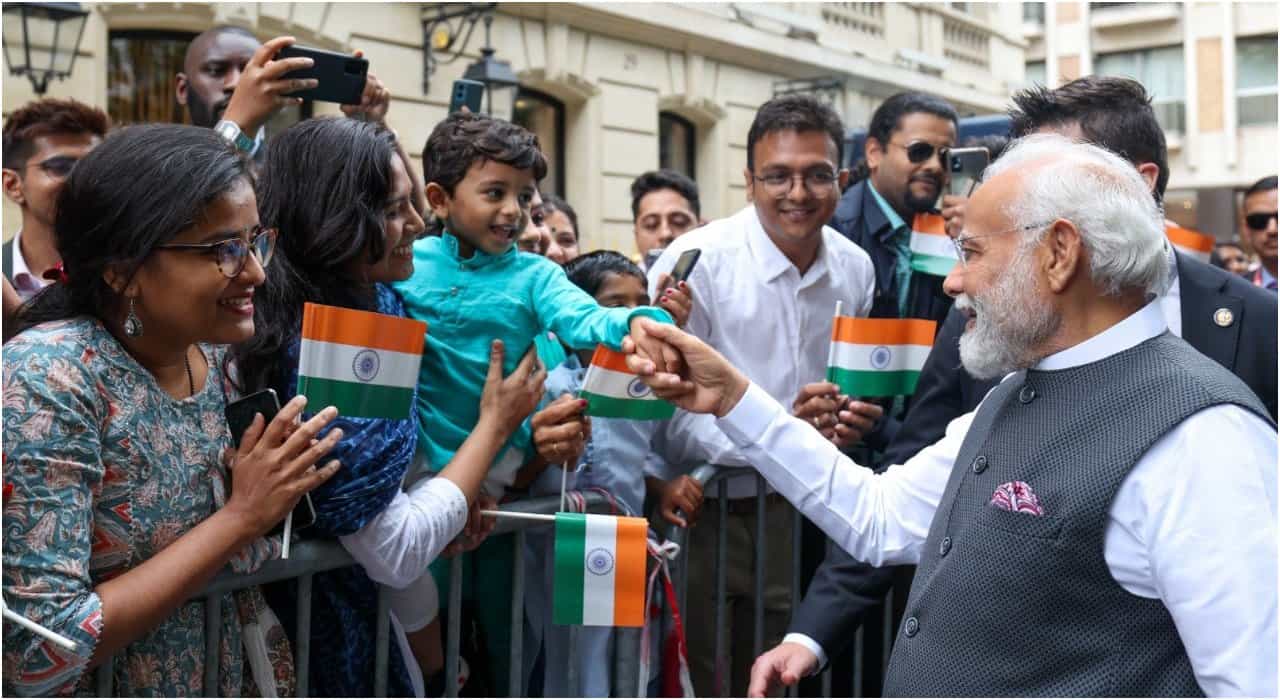 PM Modi in France: ಭಾರತ್ ಮಾತಾ ಕೀ ಜೈ ಘೋಷಣೆ, ಹಾಡಿನ ಮೂಲಕ ಪ್ರಧಾನಿ ಮೋದಿಗೆ ಪ್ಯಾರಿಸ್ನಲ್ಲಿ ಭವ್ಯ ಸ್ವಾಗತ PM Modi in France: ಭಾರತ್ ಮಾತಾ ಕೀ ಜೈ ಘೋಷಣೆ, ಹಾಡಿನ ಮೂಲಕ ಪ್ರಧಾನಿ ಮೋದಿಗೆ ಪ್ಯಾರಿಸ್ನಲ್ಲಿ ಭವ್ಯ ಸ್ವಾಗತ