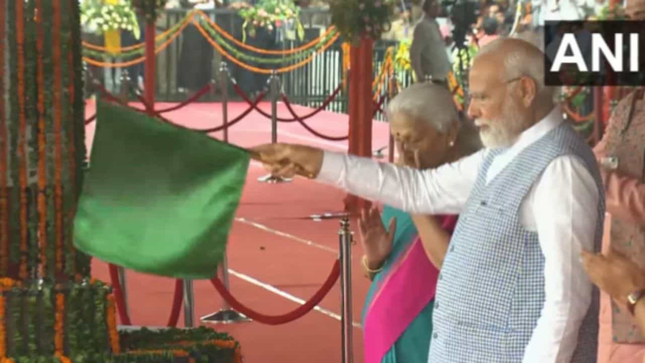 Uttar Pradesh: ಗೋರಖ್ಪುರದಲ್ಲಿ 2ನೇ ವಂದೇ ಭಾರತ್ ಎಕ್ಸ್ಪ್ರೆಸ್ ರೈಲಿಗೆ ಮೋದಿ ಚಾಲನೆ Uttar Pradesh: ಗೋರಖ್ಪುರದಲ್ಲಿ 2ನೇ ವಂದೇ ಭಾರತ್ ಎಕ್ಸ್ಪ್ರೆಸ್ ರೈಲಿಗೆ ಮೋದಿ ಚಾಲನೆ