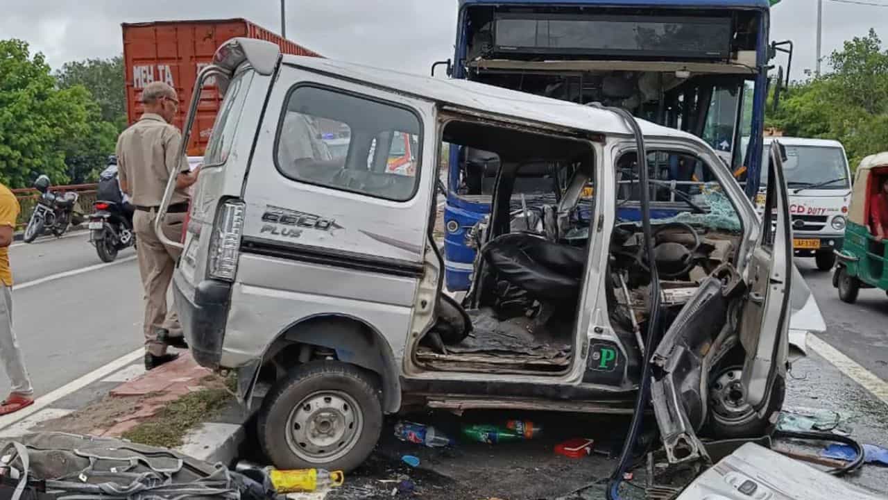 Accident: ಚಾಲಕನ ನಿಯಂತ್ರಣ ತಪ್ಪಿ ವ್ಯಾನ್ ಡಿವೈಡರ್ ಮೇಲೆ ಜಿಗಿದು ಎದುರಿನಿಂದ ಬರುತ್ತಿದ್ದ ಡಿಟಿಸಿ ಬಸ್ಗೆ ಡಿಕ್ಕಿ ಹೊಡೆದ ಪರಿಣಾಮ 3 ಜನ ಸಾವು Accident: ಚಾಲಕನ ನಿಯಂತ್ರಣ ತಪ್ಪಿ ವ್ಯಾನ್ ಡಿವೈಡರ್ ಮೇಲೆ ಜಿಗಿದು ಎದುರಿನಿಂದ ಬರುತ್ತಿದ್ದ ಡಿಟಿಸಿ ಬಸ್ಗೆ ಡಿಕ್ಕಿ ಹೊಡೆದ ಪರಿಣಾಮ 3 ಜನ ಸಾವು
